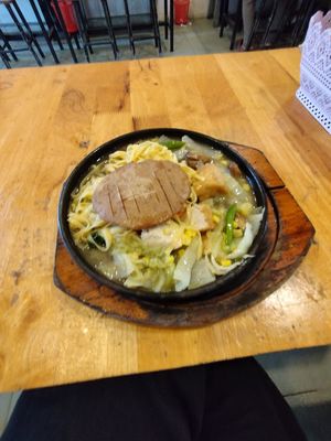 Sizzling black pepper steak noodles at Surn Yi Vegetarian Restaurant in Phnom Penh