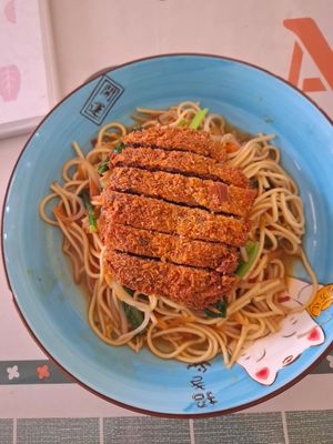 Crispy veggie-steak fried noodles at Surn Yi Vegetarian Restaurant in Phnom Penh