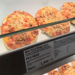 mini pizza #Veganuary at Veganz in Berlin