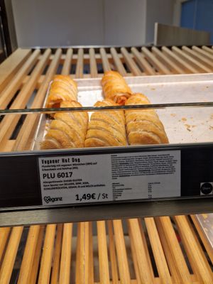 Hot dog at Veganz in Berlin