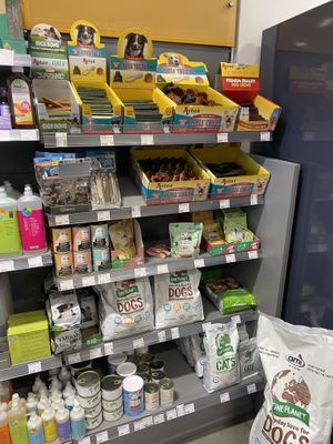 Cat and dog food  at Veganz in Berlin