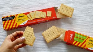 Two types of German "Butterkekse" with
regular (left) and organic (right) ingredients: The organic biscuits are thicker and more crumbly, whereas the non-organic ones are crunchier at Veganz in Berlin
