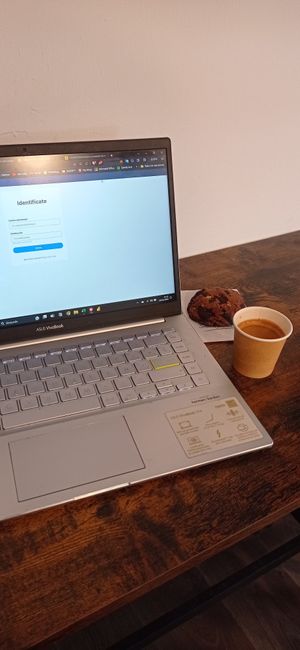 Trabajando con mi galleta y cafe #Veganuary at Coronats in Valencia