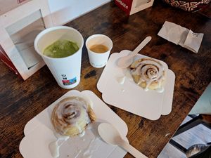 Rollos de canela, matcha latte y café at Coronats in Valencia
