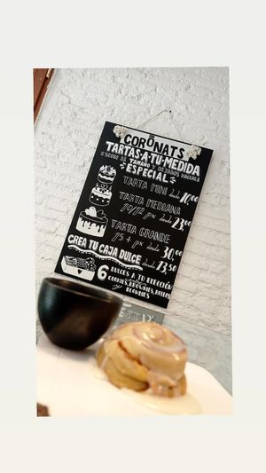 Hoy fui por una tarta y terminé con café + un rollo at Coronats in Valencia