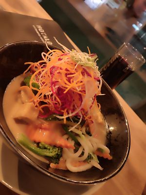 Gebratenes gemüse mit frittierten Tofu und Erdnuss Soße  at HOTALO - Vietnamese Restaurant in Chemnitz