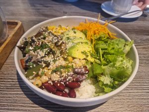 Vegetarische Reisbowl, auf Wunsch ganz einfach veganisiert, da alles frisch zubereitet wird. at mi . . . Café & Bar in Moerfelden-walldorf