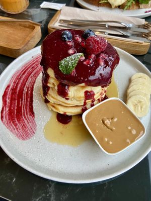 Berry pancakes with peanut butter 🥞 #Veganuary at mi . . . Café & Bar in Moerfelden-walldorf