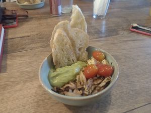 "Cumbuca" com tofu, abacate, cogumelos e tomate confit at Grão Moente Bruncheria in Juiz De Fora
