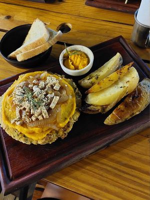 Medalhão de milanesa vegana at El Sitio in Itacare