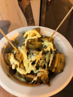 Patatas bravas con salsa allioli at Vegetart Cuina Vegana in Barcelona