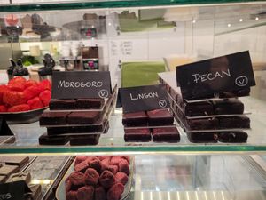 Vegan options marked with a «V» at Berzelii Choklad in Gothenburg