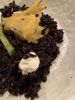 Red rice and tempura seaweed at Rasoterra in Barcelona