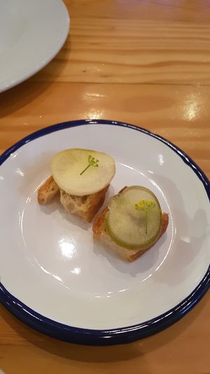 Entrante de cortesía. Foccacia casera con veganesa y rábano encurtido at Rasoterra in Barcelona