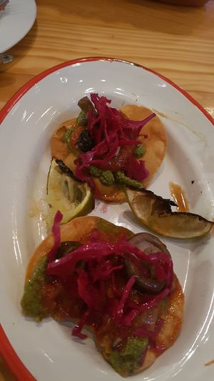 Tacos de tinga de puerro, shiitake, col lombarda encurtida, mole verde y lima a la plancha. at Rasoterra in Barcelona