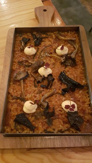 Arroz integral de Pals a la llauna, mar y montaña con veganesa de pimientos escalibados. at Rasoterra in Barcelona