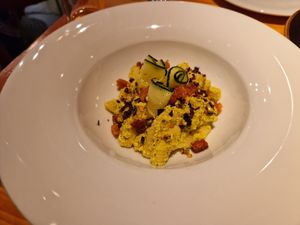 CAVATELLI (pasta) amb salsa cremosa de carbassons i pebrots grocs, olives Kalamata i croutons at Rasoterra in Barcelona