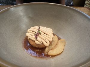 Cake y ganache de avellana con peras especiadas  at Rasoterra in Barcelona