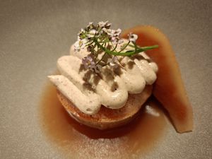 Cake con avellanas y pera at Rasoterra in Barcelona