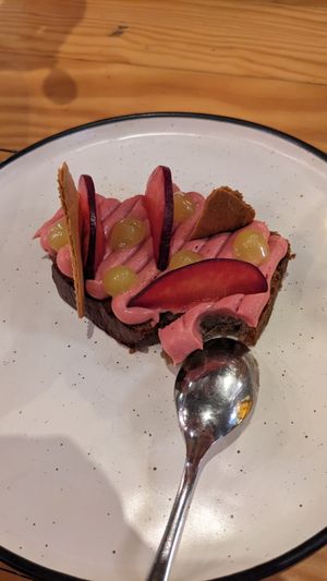 Prune spongecake at Rasoterra in Barcelona