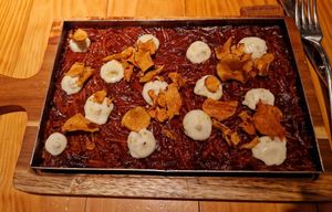 FIDEUADA a la llauna, xips de nyàmeres, veganesa de piparra at Rasoterra in Barcelona