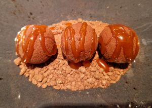 TRUFES al wasabi, terra de xocolata, caramel salat (3 un.) (gf) at Rasoterra in Barcelona