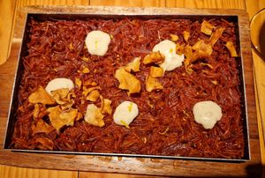 FIDEUADA a la llauna xips de nyàmeres i veganesa de piparra at Rasoterra in Barcelona