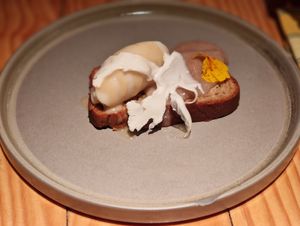 Pa de pessic, pasta dolça de MONGETES blanques (anko), gelat de coliflor, toffee at Rasoterra in Barcelona