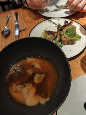 Parmentier de patata y caldo de setas / pan de ajo de oso at Rasoterra in Barcelona