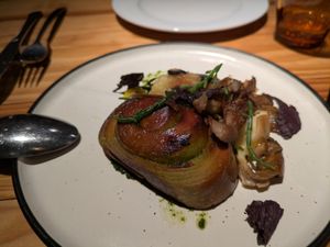 Garlic roll with mushrooms, hashbrowns and lemon preserve at Rasoterra in Barcelona