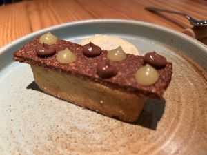 Oda a l’OLI EXTRA VERGE d’OLIVA (pa de pessic, gelat i emulsió), xocolata, avellanes  at Rasoterra in Barcelona