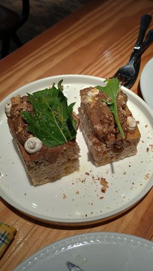 Focaccia amb ricotta d'ametlles i bolets at Rasoterra in Barcelona