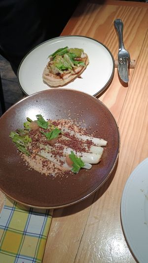 Calçots amb salsa romesco i flatbread amb carxofes at Rasoterra in Barcelona