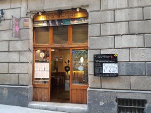 entrance. One large step to get in. Small door. Not accessible at Rasoterra in Barcelona