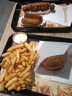 Chips, sauce, visburger, zeewierkroket, shroomkroket, kipcorn, bereklauw at Pepas Vegan Frituur in Leuven