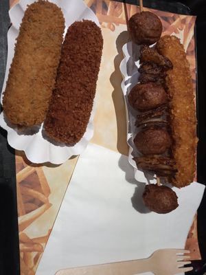 Zeewierkroket, shroomkroket, bereklauw, kipcorn at Pepas Vegan Frituur in Leuven