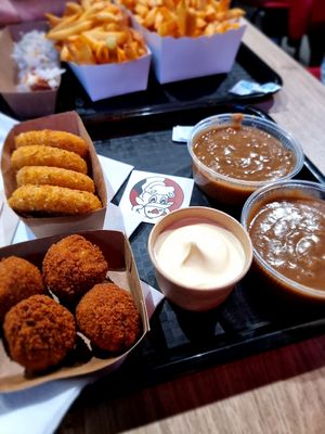 Bitterballen, cheesy rings, mayonaise and stoofvleessaus at Pepas Vegan Frituur in Leuven