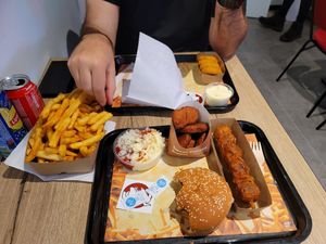 Grizzly, Nicky, sweet potato nuggets, fries, special sauce, cheese rings at Pepas Vegan Frituur in Leuven