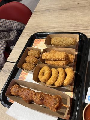 Grizzly, bospaddenstoelenkroketjes, cheese rings, fish sticks en zeewierkroket    at Pepas Vegan Frituur in Leuven