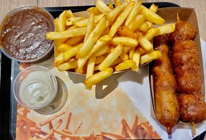 Friet met stoverijsaus, veganaise, viandel en grizzly steak...alles vegan en super lekker! at Pepas Vegan Frituur in Leuven