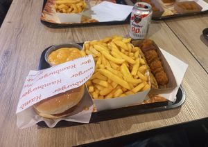 Joppiesaus groor, Bicky fishburger, groot pak friet, viandel, grizzly at Pepas Vegan Frituur in Leuven