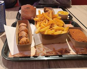 Grizzly, frietjes met satekruiden, joppiesaus en bamischijf at Pepas Vegan Frituur in Leuven