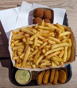 Fries, balls, chicken(less) nuggets 🌱 at Pepas Vegan Frituur in Leuven