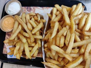 Les frites (mayo sauce fromagère) at Pepas Vegan Frituur in Leuven