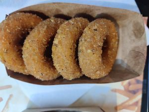 Oignons rings au fromage at Pepas Vegan Frituur in Leuven