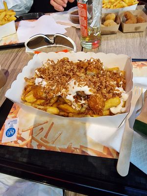 "Medium loaded fries" with mayo, stoofvlees, meat and fried onion at Pepas Vegan Frituur in Leuven