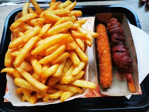 Kipcorn en Sito met groot friet at Pepas Vegan Frituur in Leuven