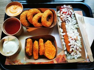 Cheez rings, chicken nuggets en viandel special. at Pepas Vegan Frituur in Leuven