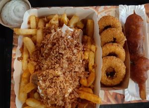 Julientje, Cheesy onion rings en Grizzly at Pepas Vegan Frituur in Leuven