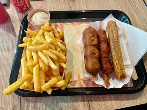Frietjes met veganaise en huisgemaakte Grizzly, Sito en Viandel at Pepas Vegan Frituur in Leuven